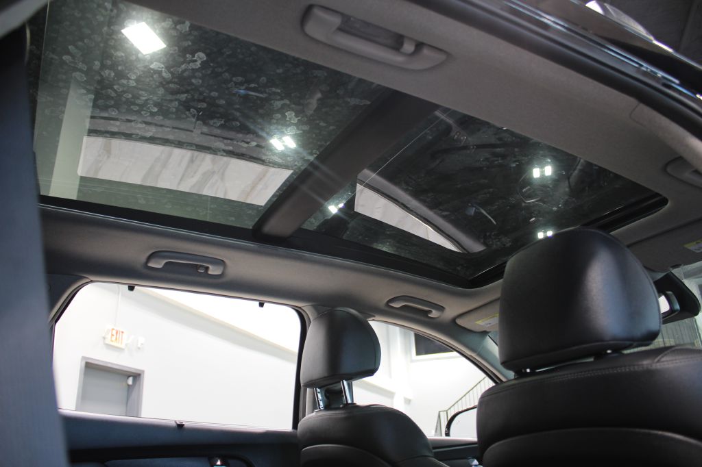 Photo 28 of this HYUNDAI SANTA FE