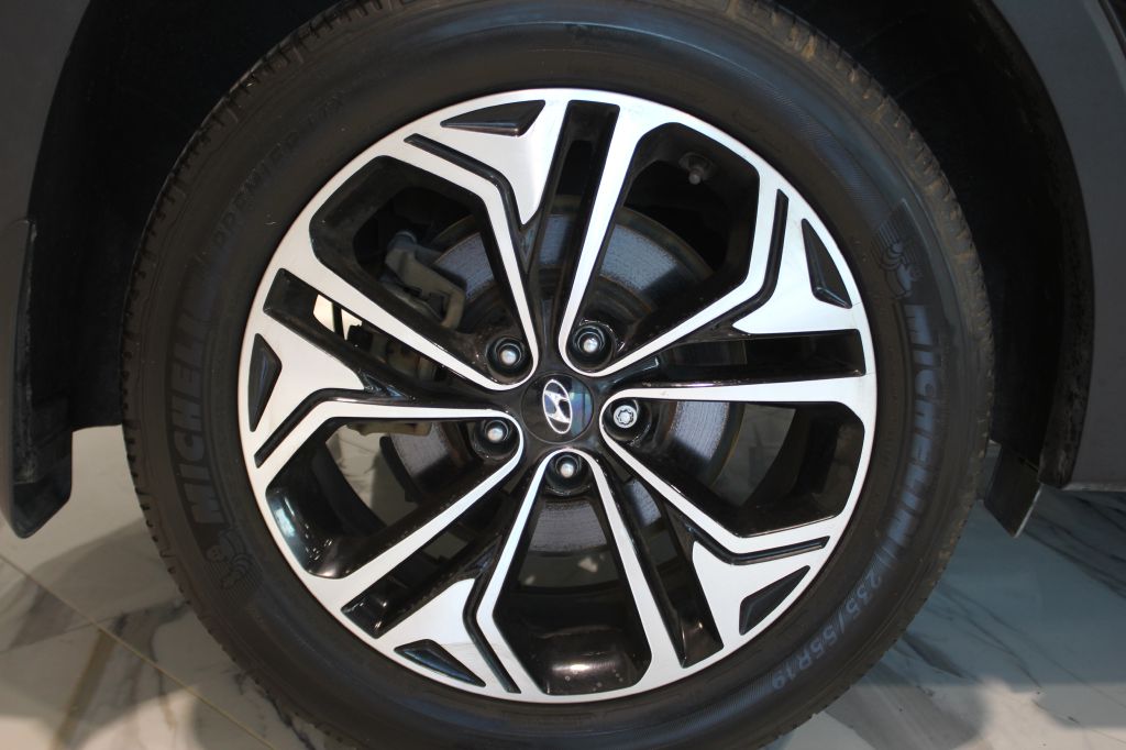 Photo 29 of this HYUNDAI SANTA FE