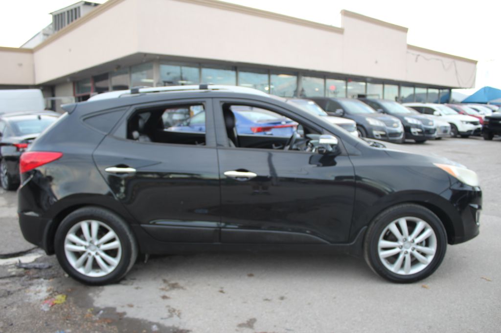 Photo 3 of this HYUNDAI TUCSON