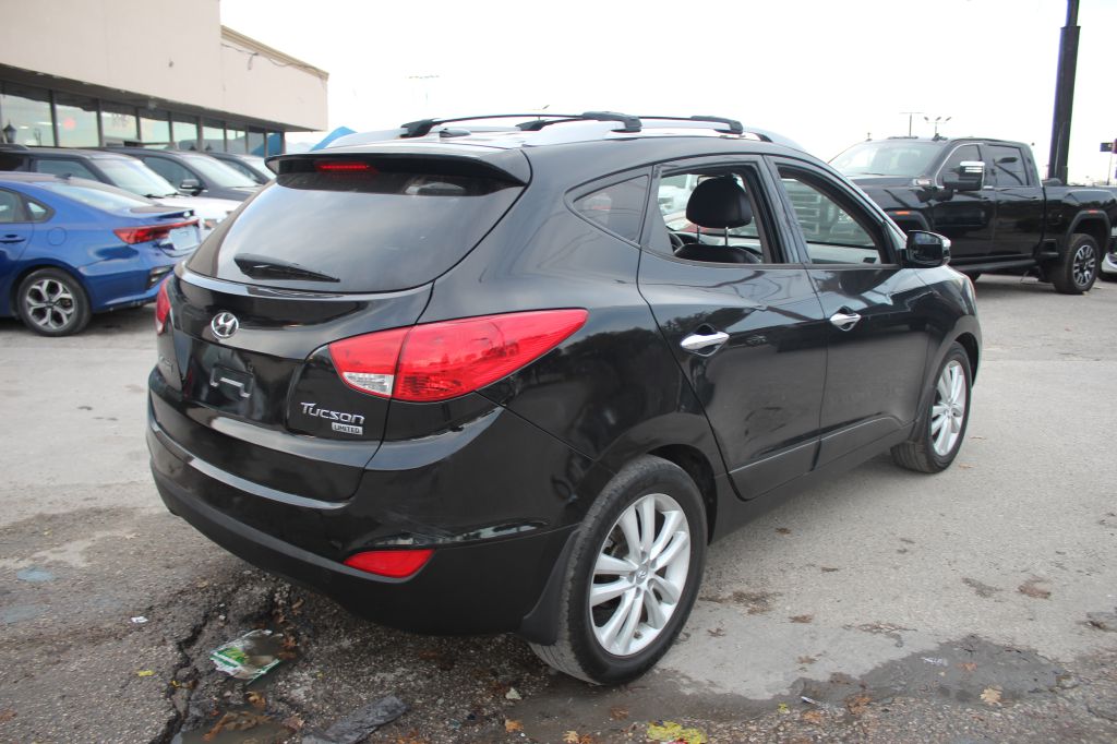 Photo 4 of this HYUNDAI TUCSON