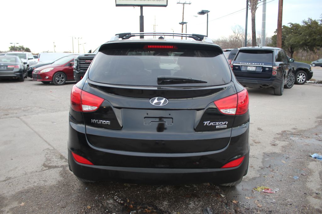 Photo 5 of this HYUNDAI TUCSON
