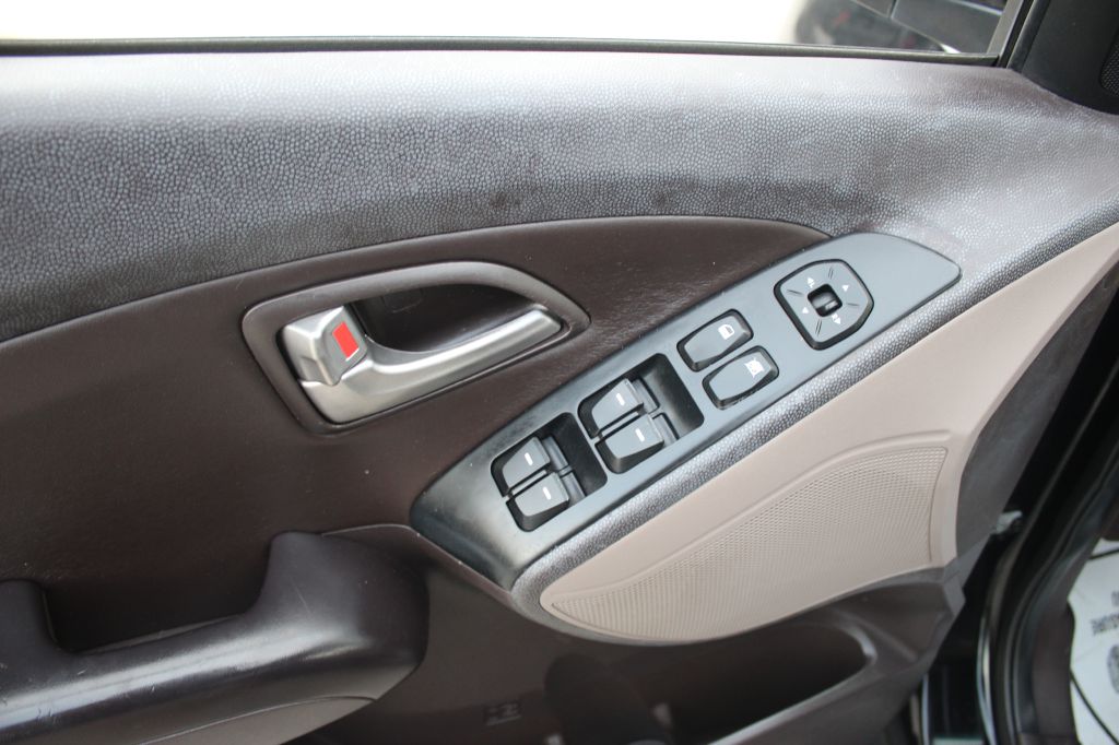 Photo 8 of this HYUNDAI TUCSON