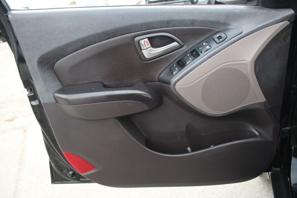 Photo 9 of this HYUNDAI TUCSON