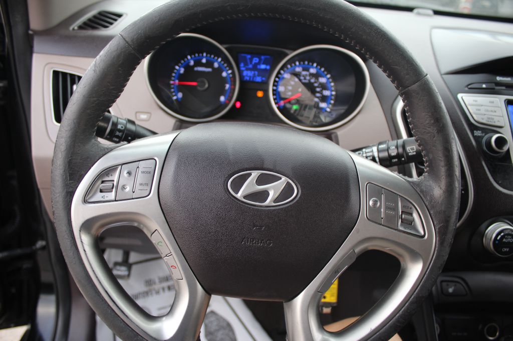 Photo 12 of this HYUNDAI TUCSON