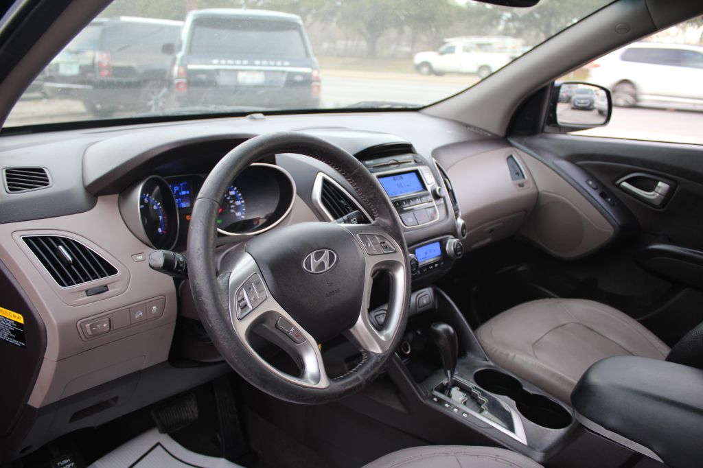 Photo 17 of this HYUNDAI TUCSON