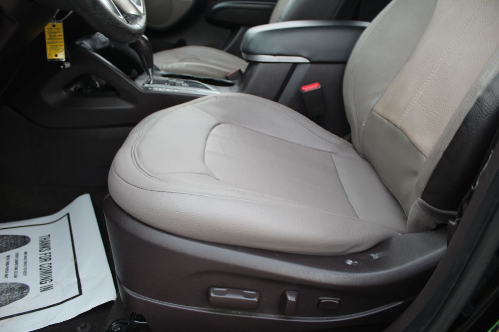 Photo 18 of this HYUNDAI TUCSON