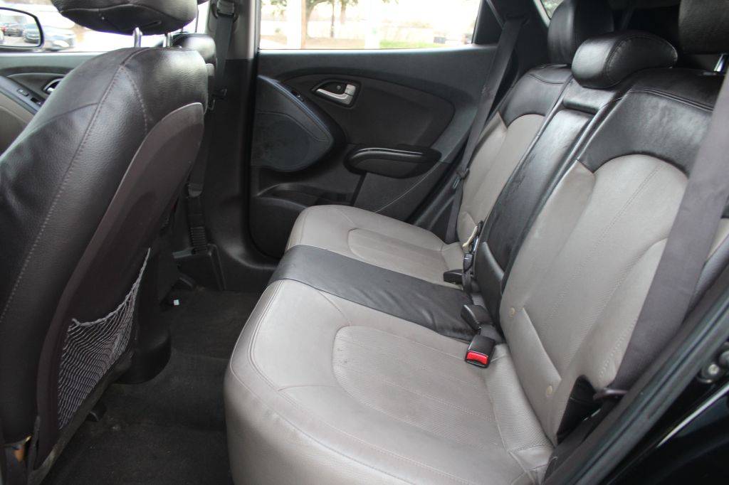 Photo 21 of this HYUNDAI TUCSON