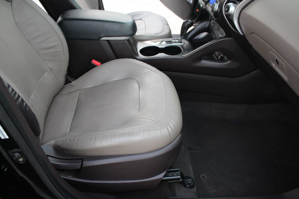 Photo 28 of this HYUNDAI TUCSON