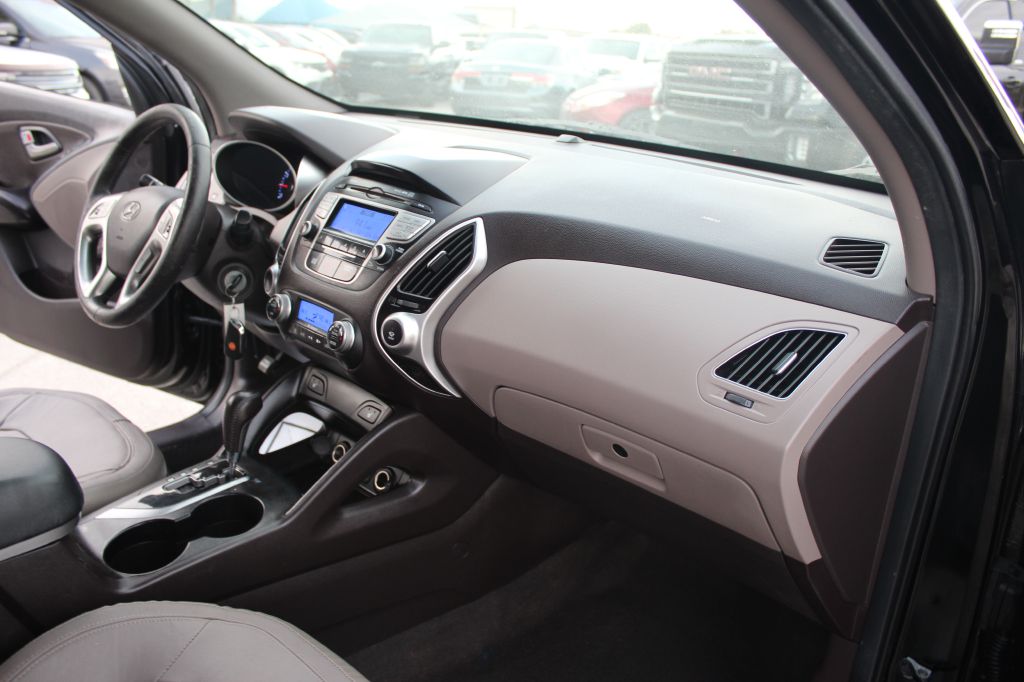Photo 29 of this HYUNDAI TUCSON