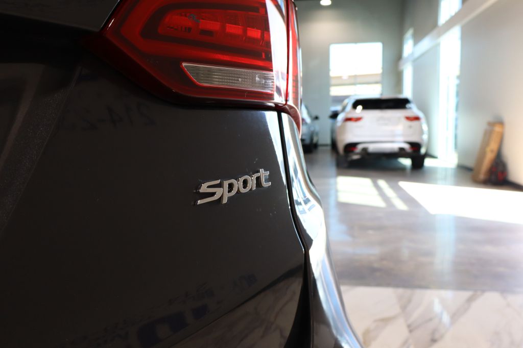 Photo 13 of this HYUNDAI SANTA FE SPORT