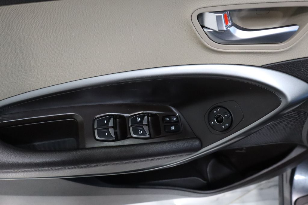 Photo 21 of this HYUNDAI SANTA FE SPORT