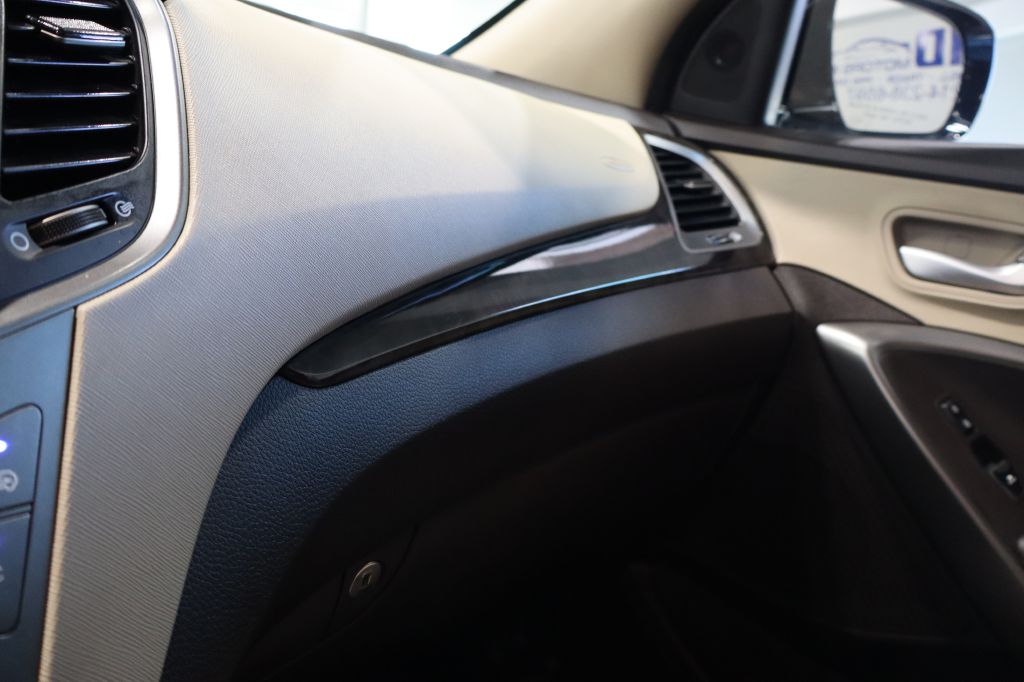 Photo 36 of this HYUNDAI SANTA FE SPORT
