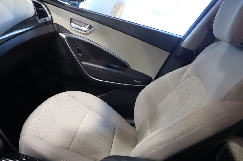 Photo 38 of this HYUNDAI SANTA FE SPORT