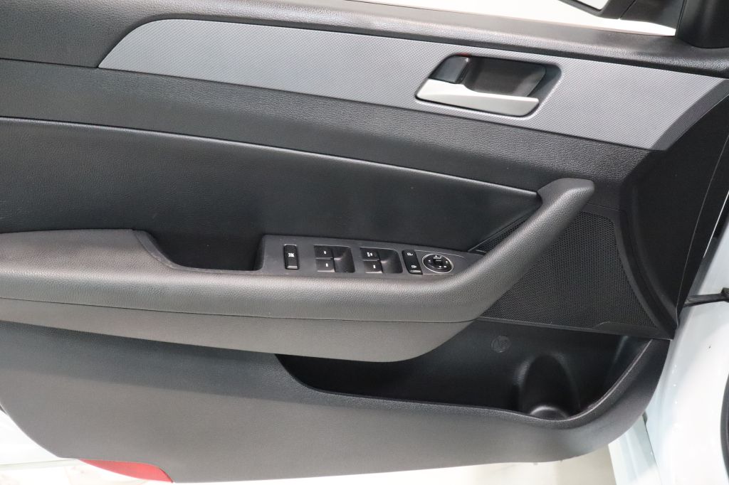 Photo 11 of this HYUNDAI SONATA