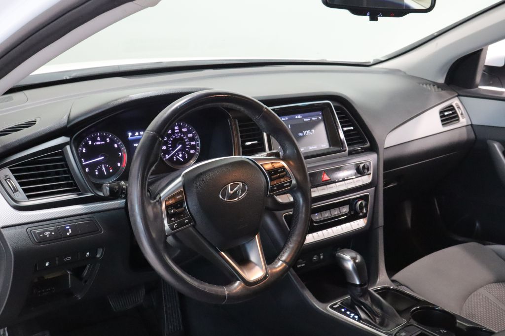 Photo 12 of this HYUNDAI SONATA