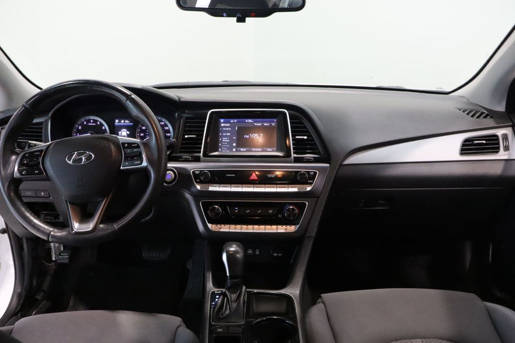 Photo 13 of this HYUNDAI SONATA