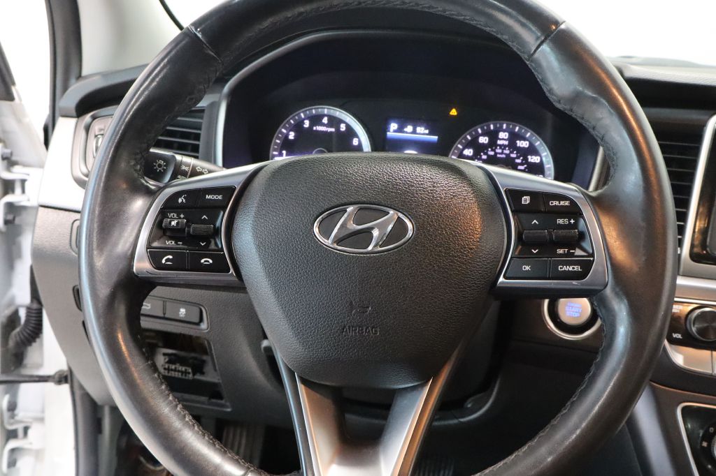 Photo 16 of this HYUNDAI SONATA