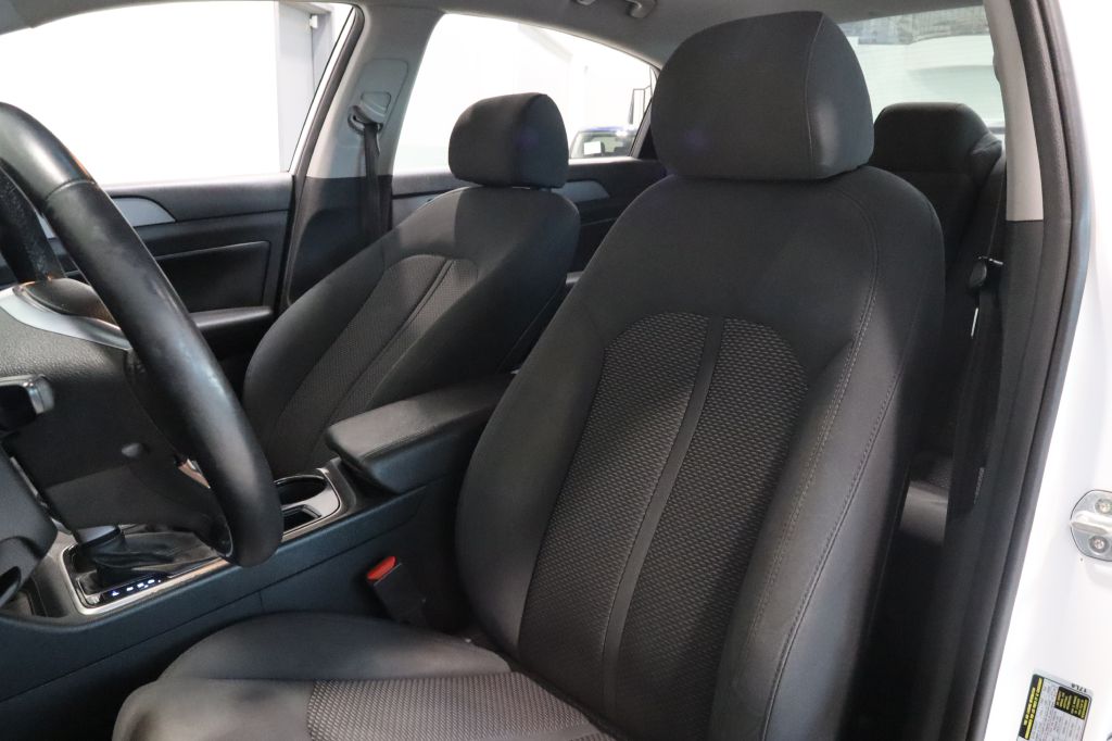 Photo 23 of this HYUNDAI SONATA