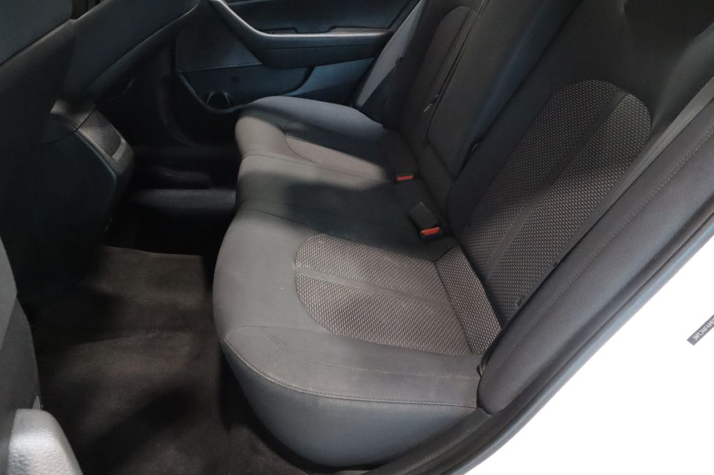 Photo 24 of this HYUNDAI SONATA