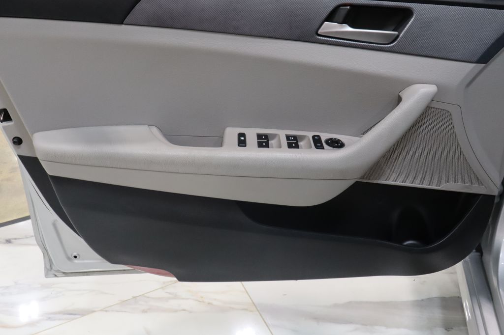 Photo 10 of this HYUNDAI SONATA