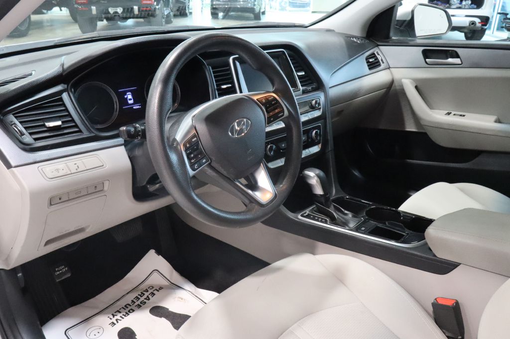 Photo 11 of this HYUNDAI SONATA