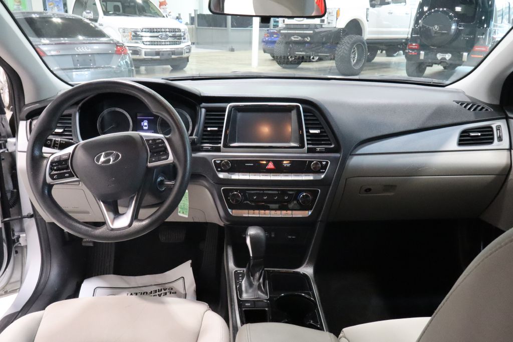 Photo 12 of this HYUNDAI SONATA