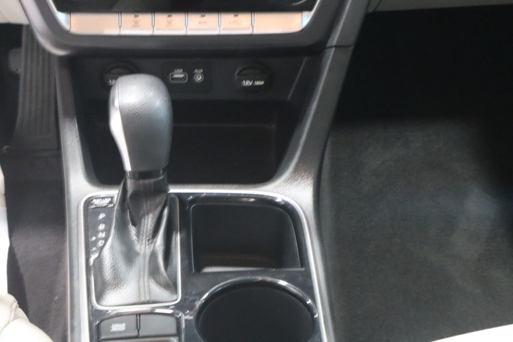 Photo 14 of this HYUNDAI SONATA