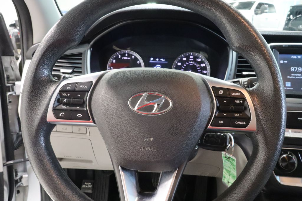 Photo 15 of this HYUNDAI SONATA