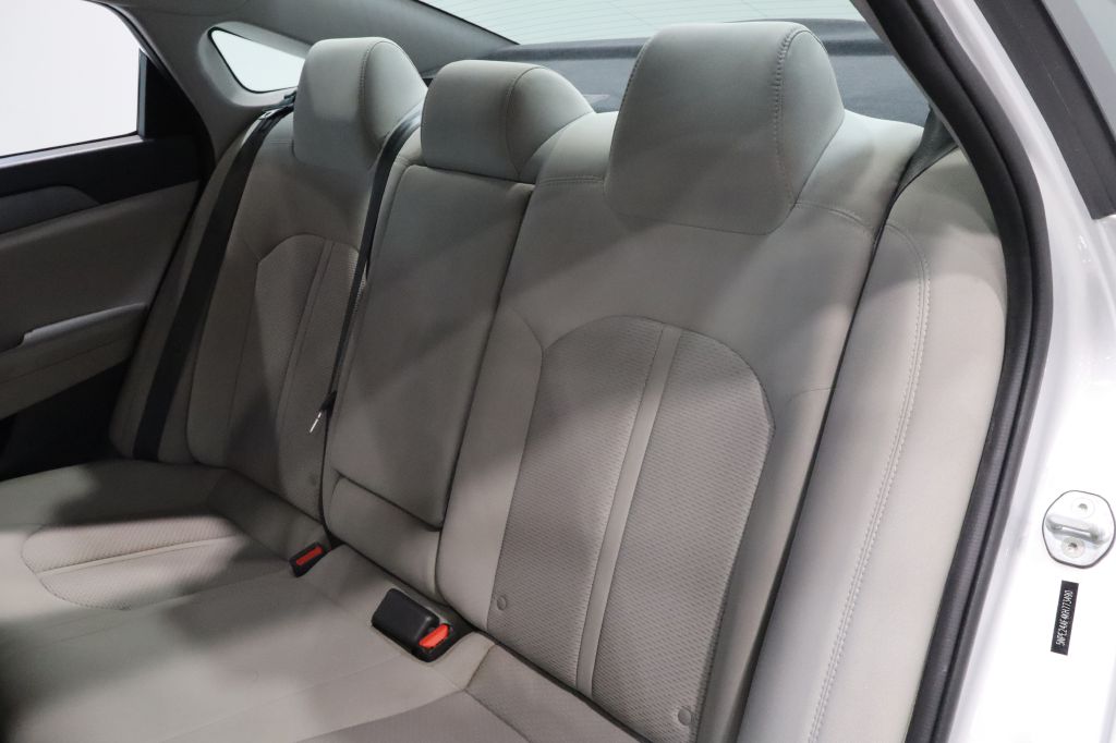Photo 23 of this HYUNDAI SONATA