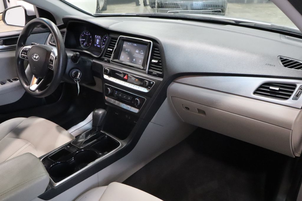 Photo 24 of this HYUNDAI SONATA