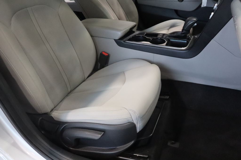 Photo 25 of this HYUNDAI SONATA