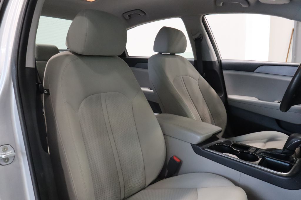 Photo 26 of this HYUNDAI SONATA