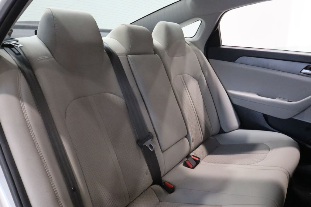 Photo 28 of this HYUNDAI SONATA