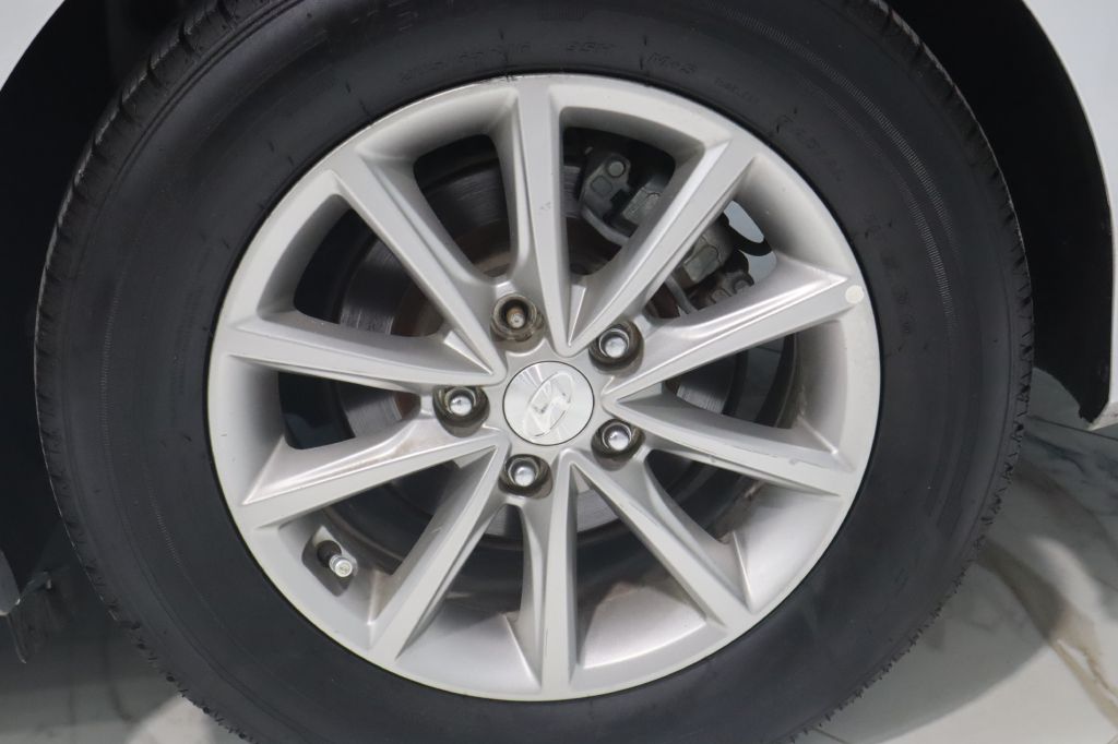 Photo 29 of this HYUNDAI SONATA