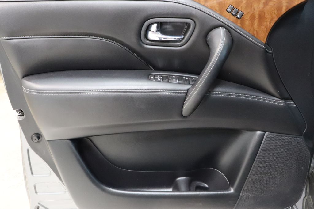 Photo 10 of this INFINITI QX80