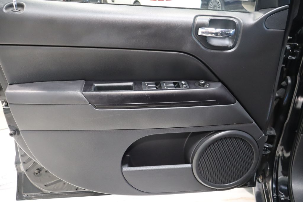 Photo 17 of this JEEP COMPASS