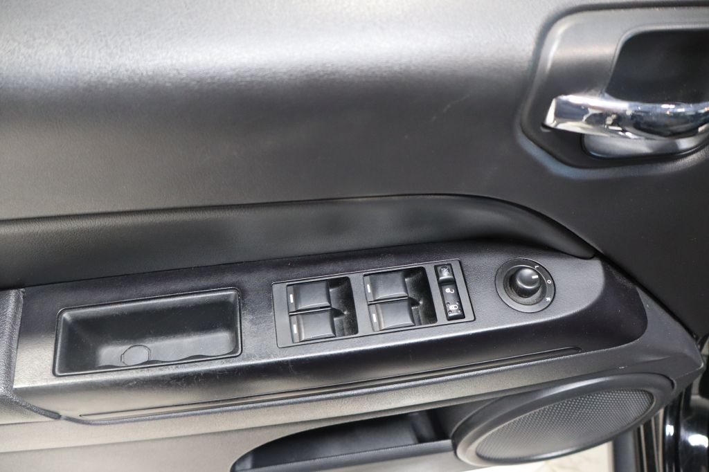 Photo 18 of this JEEP COMPASS
