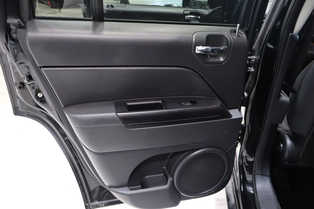 Photo 32 of this JEEP COMPASS