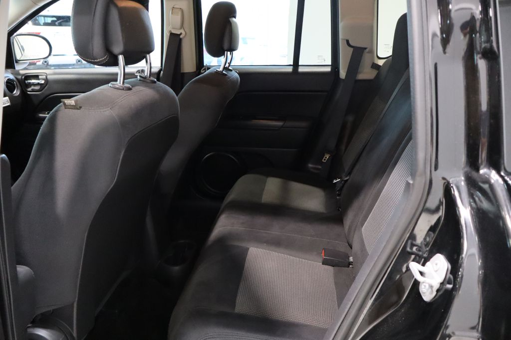 Photo 33 of this JEEP COMPASS