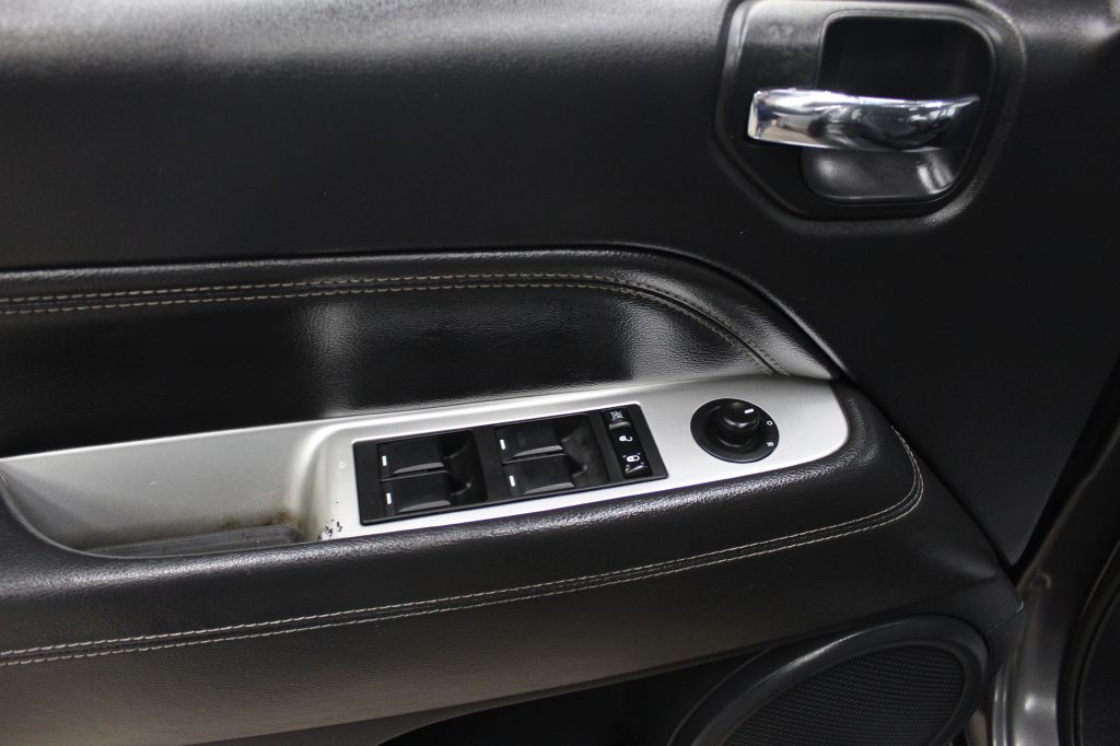 Photo 8 of this JEEP COMPASS