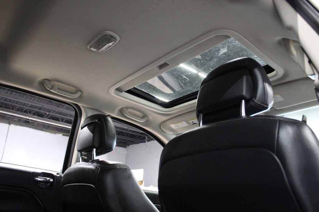 Photo 24 of this JEEP COMPASS