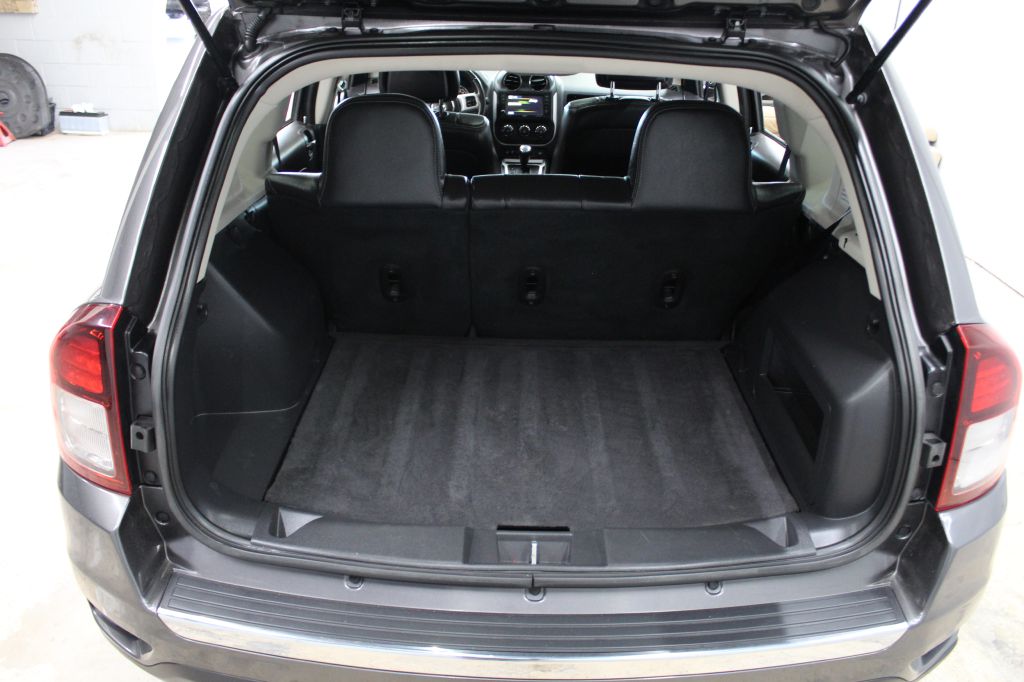 Photo 27 of this JEEP COMPASS