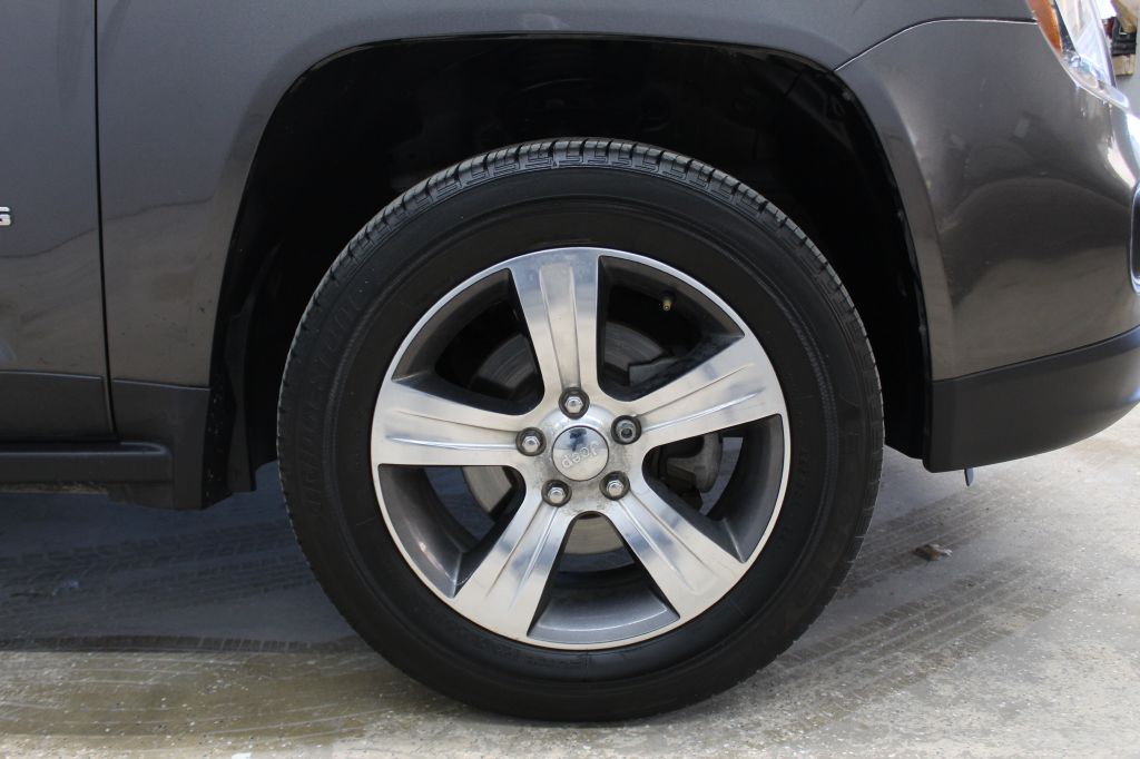 Photo 28 of this JEEP COMPASS