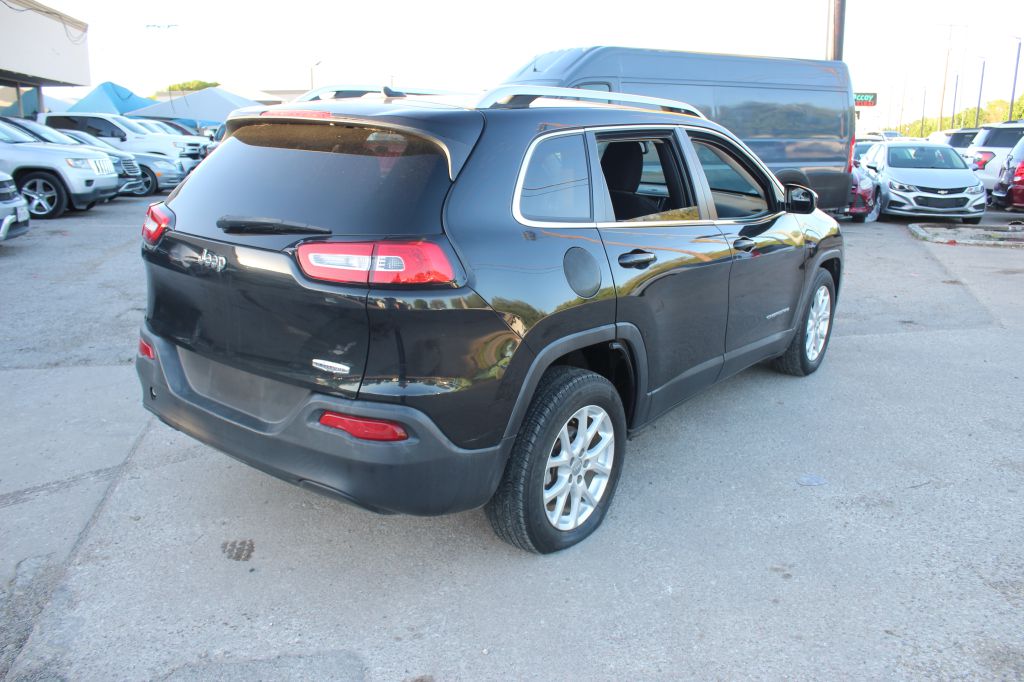 Photo 3 of this JEEP CHEROKEE