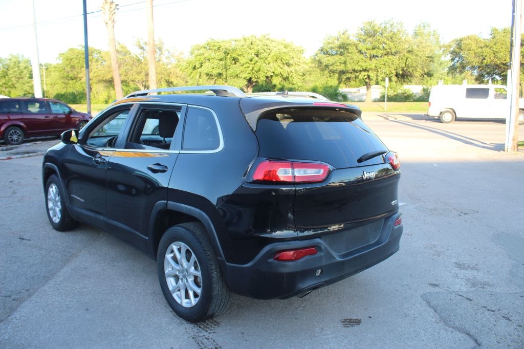 Photo 5 of this JEEP CHEROKEE