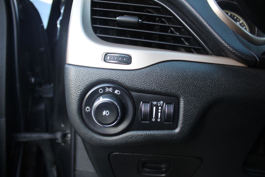 Photo 8 of this JEEP CHEROKEE
