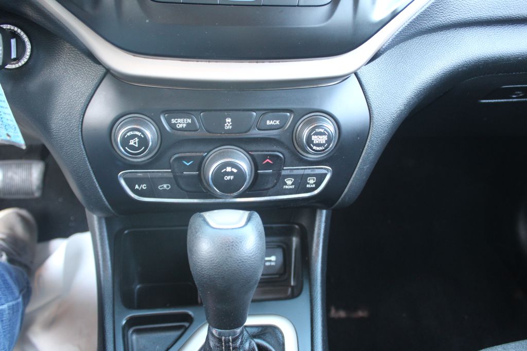 Photo 14 of this JEEP CHEROKEE