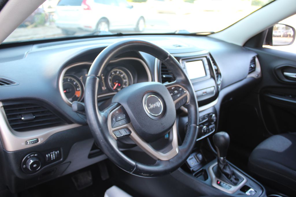 Photo 18 of this JEEP CHEROKEE