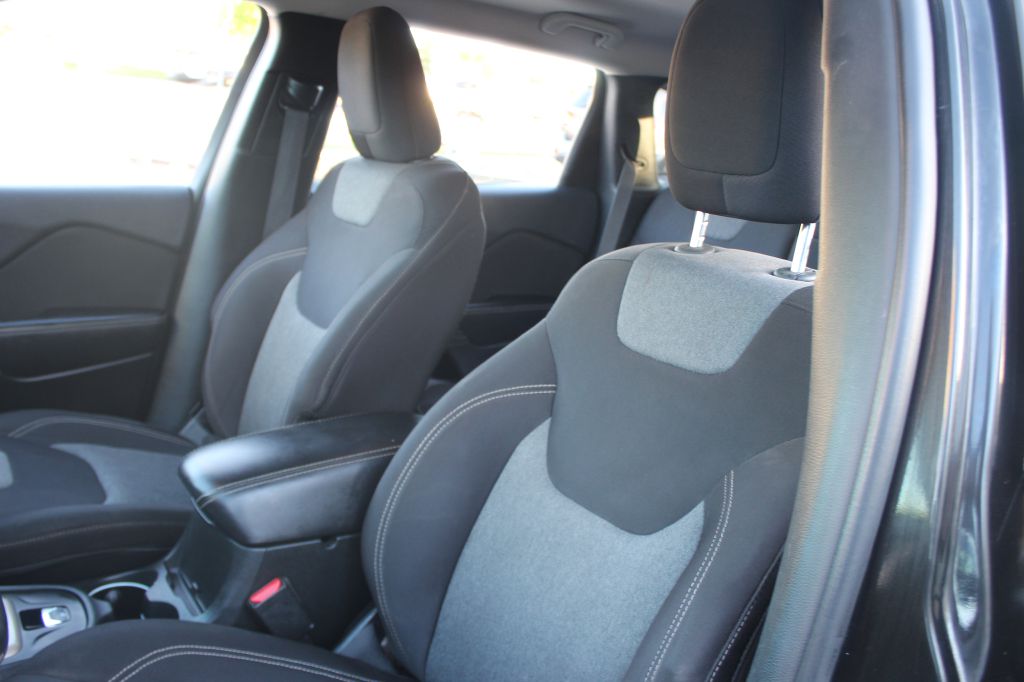 Photo 20 of this JEEP CHEROKEE