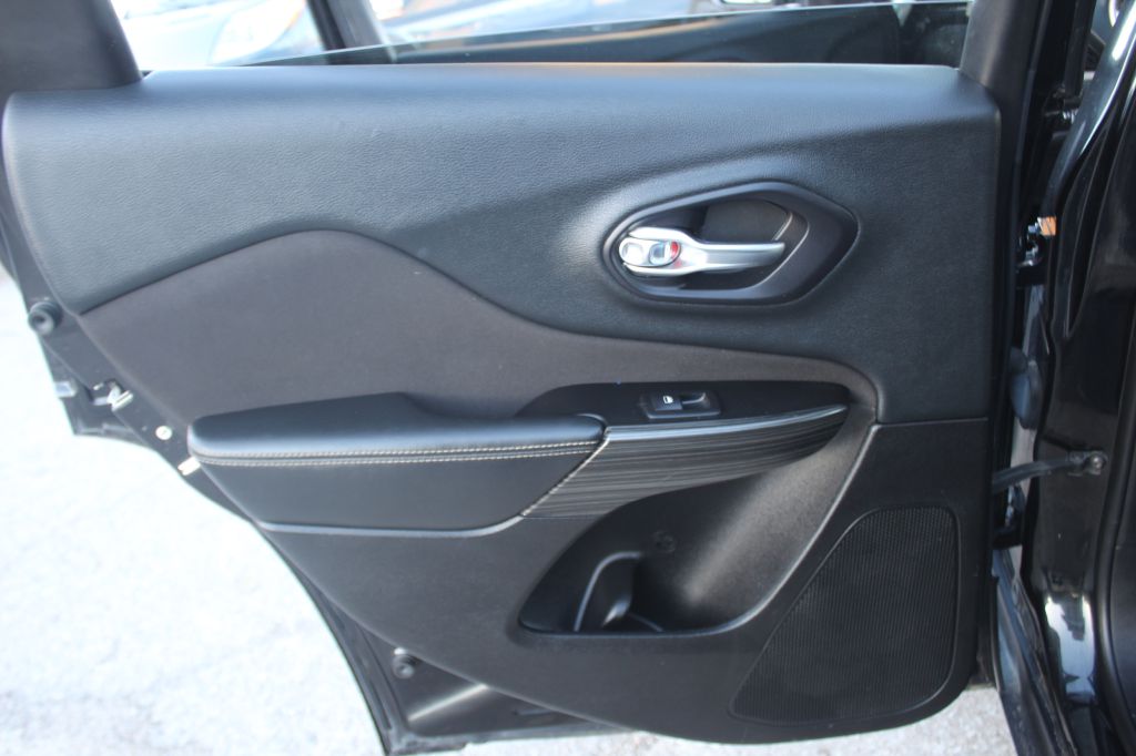 Photo 21 of this JEEP CHEROKEE